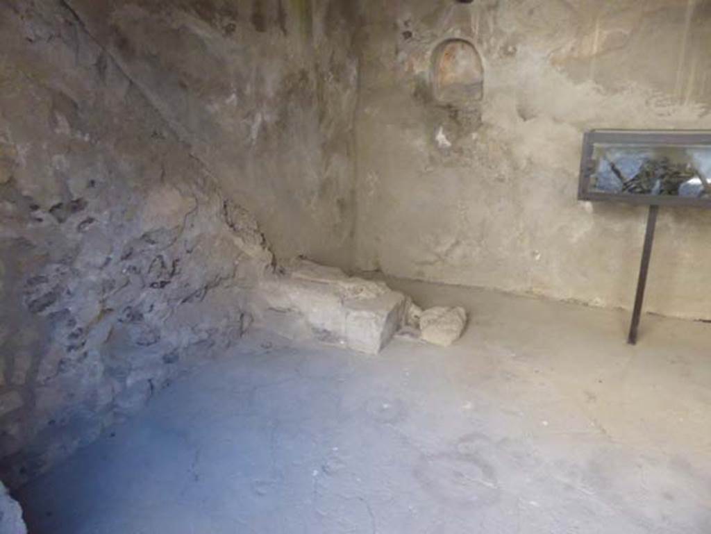 VI 15 Herculaneum, September 2015. Base of stairs near south-east corner.
According to Guidobaldi, in the south-east corner was a well to draw water from the cistern fed by the impluvium of the Casa del Salone nero, which would exclude the existence of a separate property, and as such this shop originally would have been a room in part of that house.
See Guidobaldi, M.P, 2009: Ercolano, guida agli scavi. Naples, Electa Napoli, (p.104 of p.103-107).